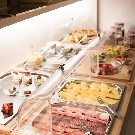 Apartmanhotel U Tri Hrusek & 4*